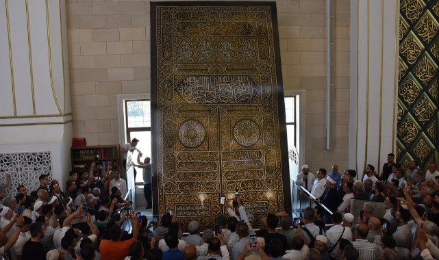 Kabe'nin Kapı Örtüsü Millet Cami ve Külliye'sinde Sergileniyor