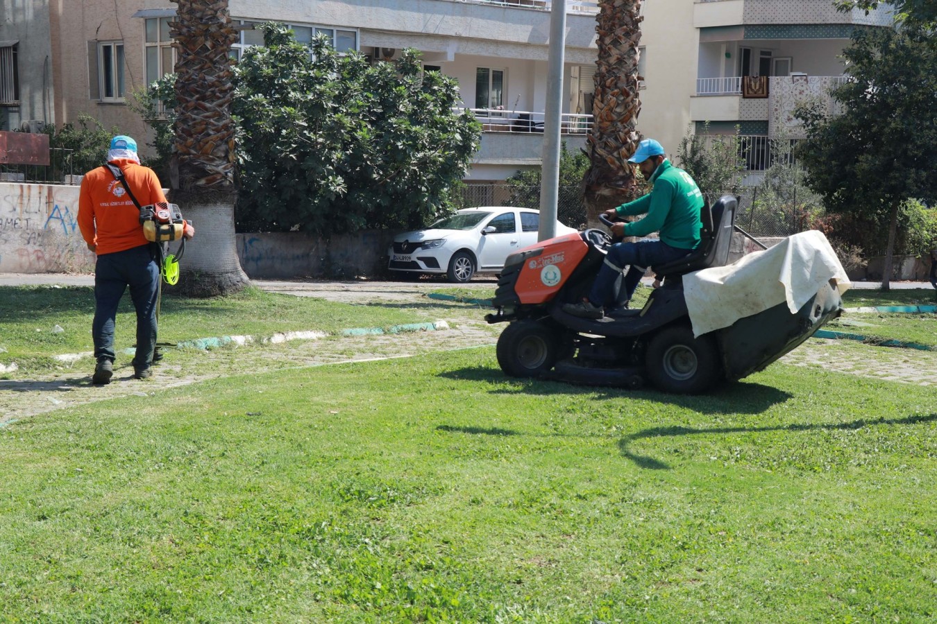 Parklarda yenileme çalışması sürüyor