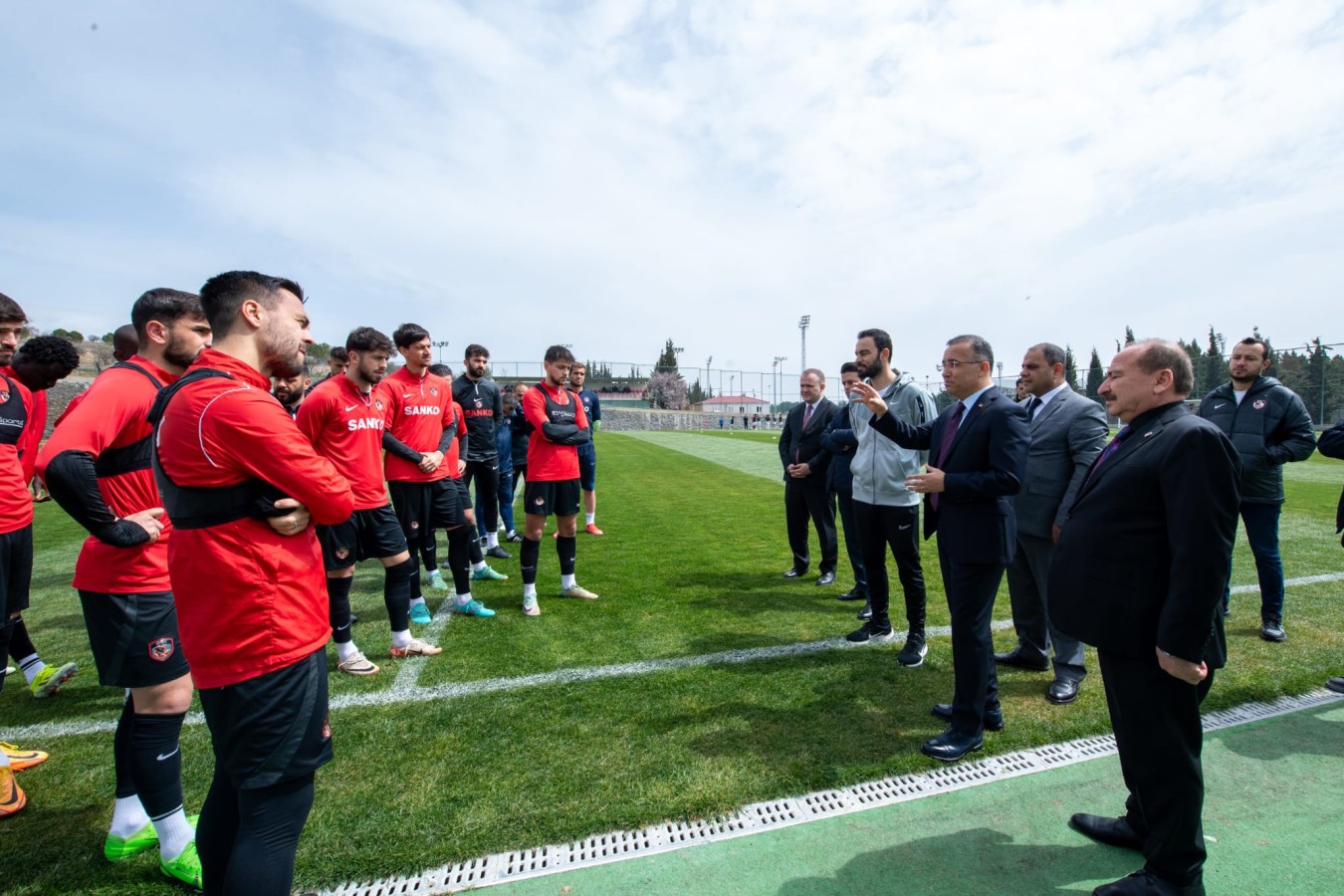 Vali Çeber’den Gaziantep Futbol Kulübüne ziyaret;