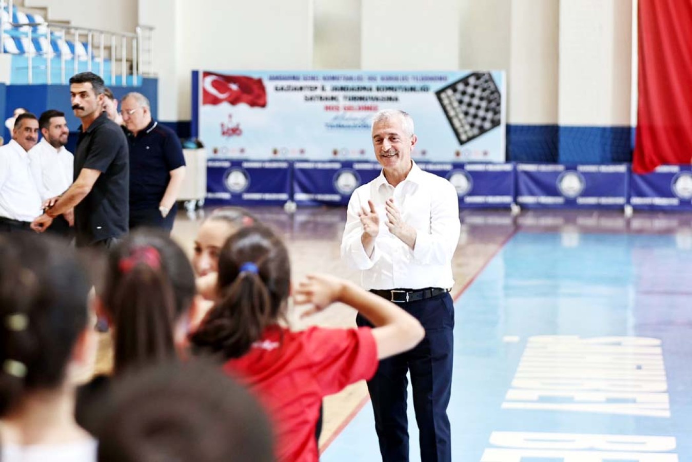 Tahmazoğlu yaz spor okullarında gençlerle buluştu;
