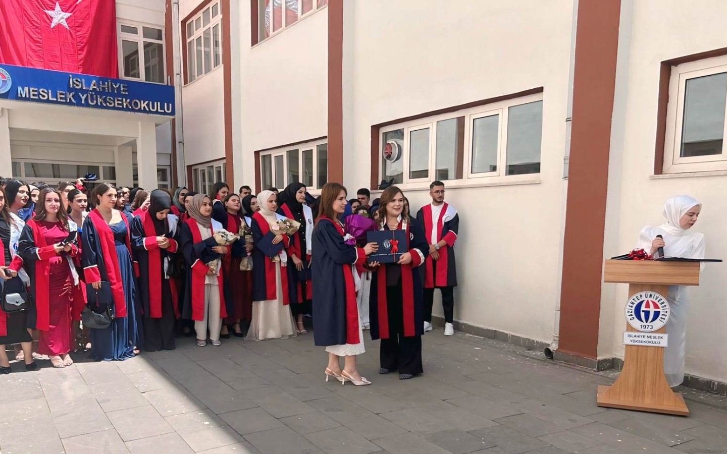 Üniversitelilerin mezuniyet coşkusu;
