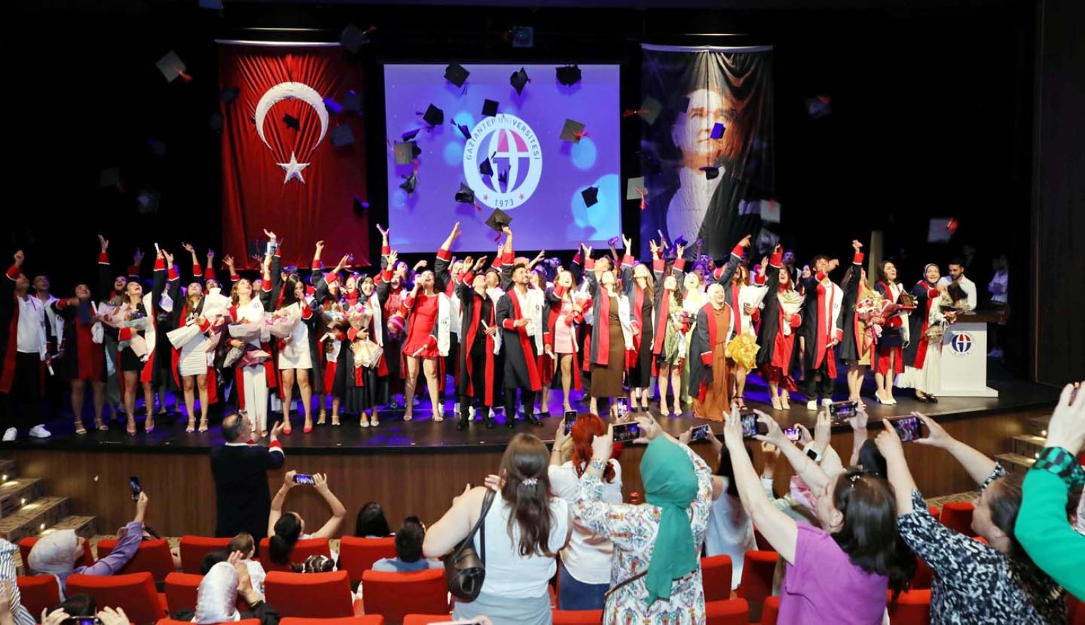 Genç iletişimciler diplomalarını aldı;