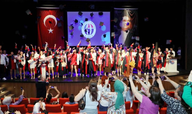 Genç iletişimciler diplomalarını aldı