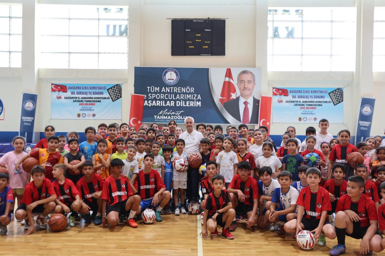 Başkan Tahmazoğlu, yaz spor okulu öğrencileriyle buluştu;