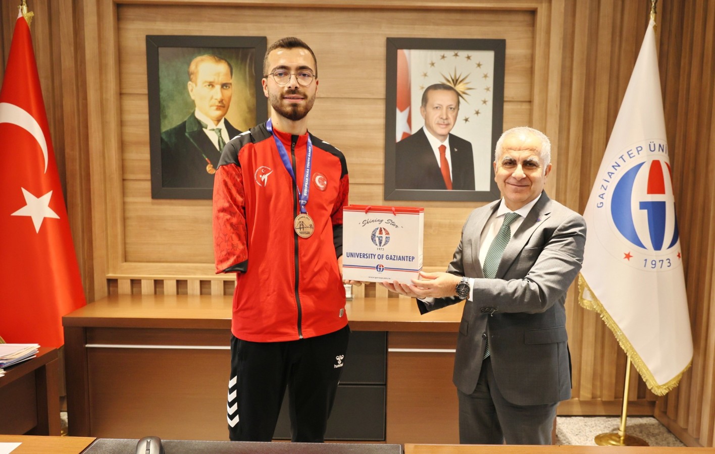 Avrupa şampiyonu öğrenciden Rektöre ziyaret;