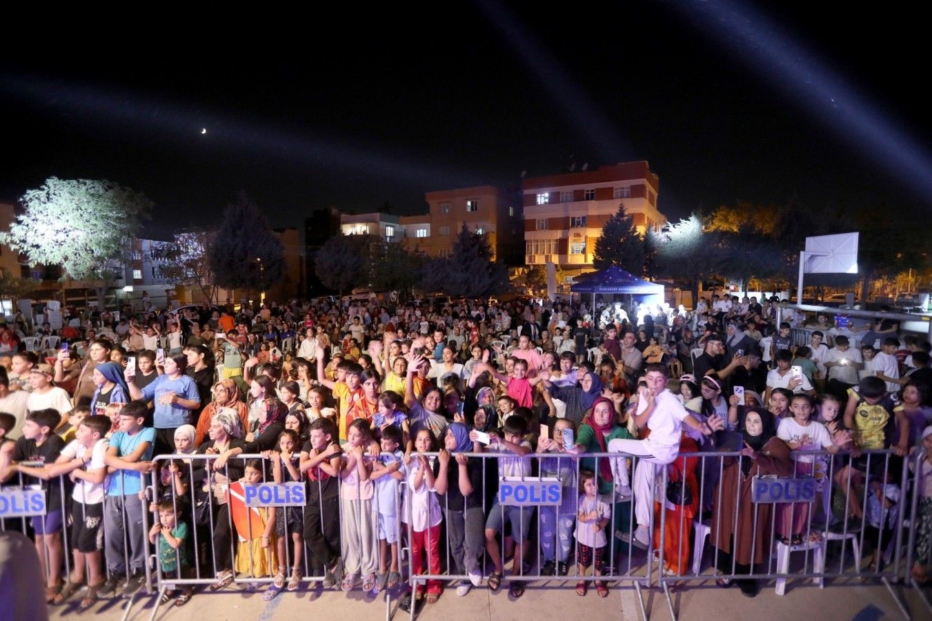 Mahallede konser var;