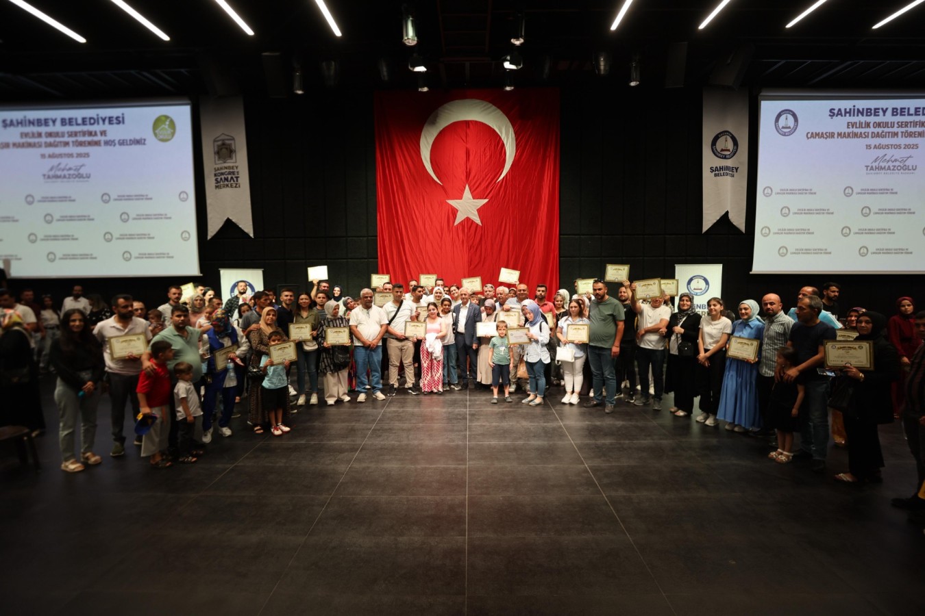Evlilik Okulunu tamamlayan 481 çifte sertifika