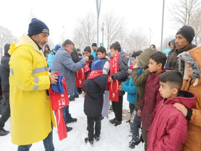 Çocuklara sürpriz kar hediyesi